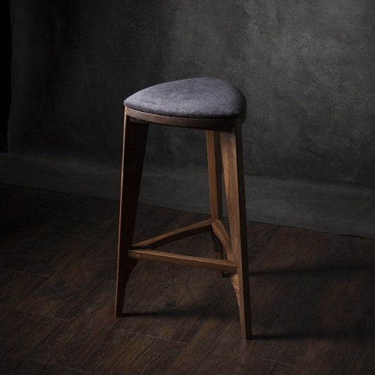 Terza Stoffa – Barska stolica od oraha sa tapaciranim sedištem