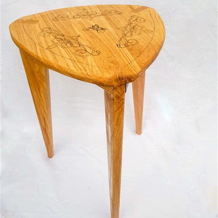 Stočići od drveta sa ornamentima