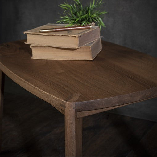 Drveni stočić Nora – japandi dizajn od oraha