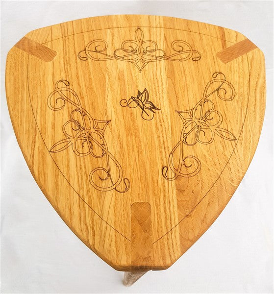 Stočići od drveta sa ornamentima